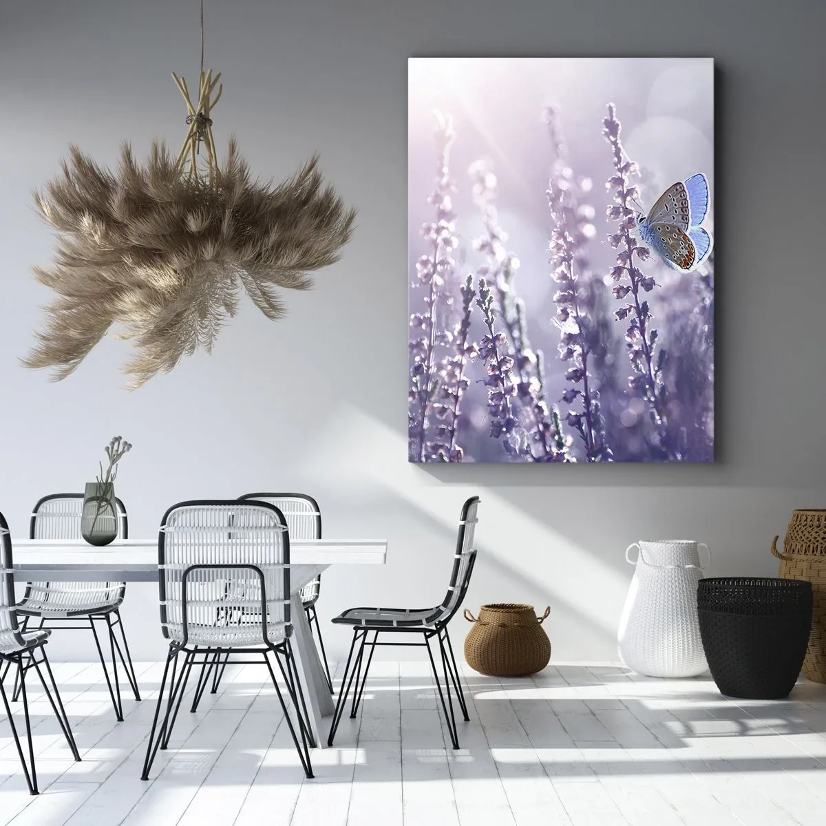 Obraz na płótnie - Motyl na kwitnącej lawendzie w świetle poranka - 70x100cm - Pocałunek motyla - Nowoczesna dekoracja ścienna do salonu i sypialni ARTTOR