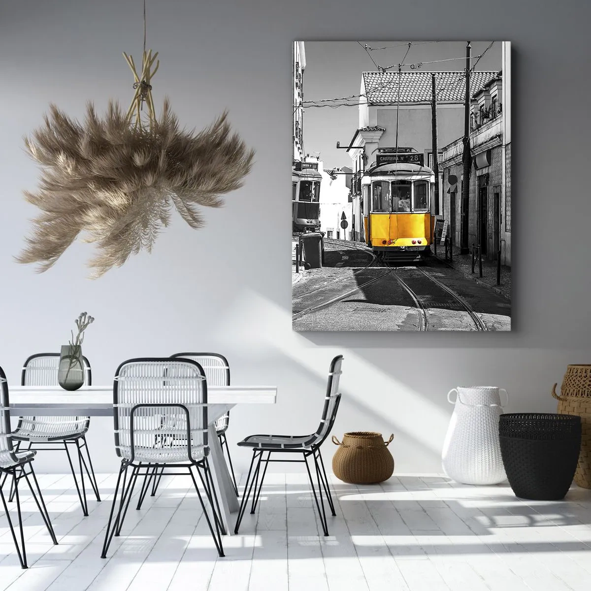 Obraz na płótnie - Żółty tramwaj na ulicach Lizbony w monochromatycznej scenerii - 80x120cm - Duch Lizbony - Nowoczesna dekoracja ścienna do salonu i sypialni ARTTOR