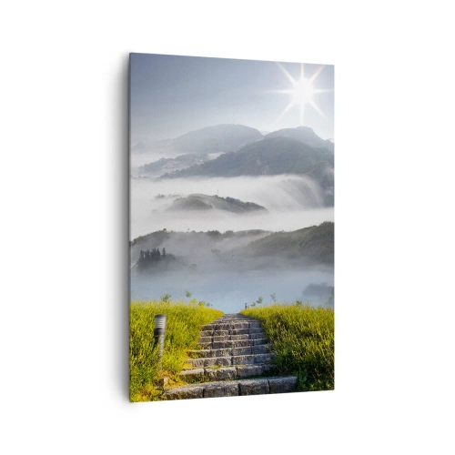 Obraz na płótnie - Kamienne schody prowadzące wśród gór spowitych mgłą o poranku - 80x120cm - Wciąż w górę ku chmurom - Nowoczesna dekoracja ścienna do salonu i sypialni ARTTOR