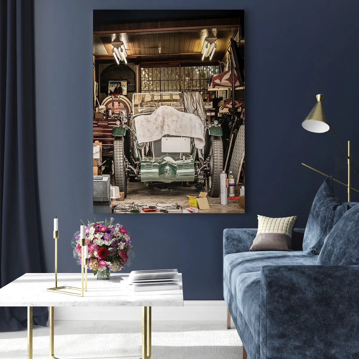 Obraz na szkle - Stary samochód w garażu otoczony narzędziami i sprzętem - 80x120cm - Powrót do przeszłości - Nowoczesna dekoracja ścienna do salonu i sypialni ARTTOR
