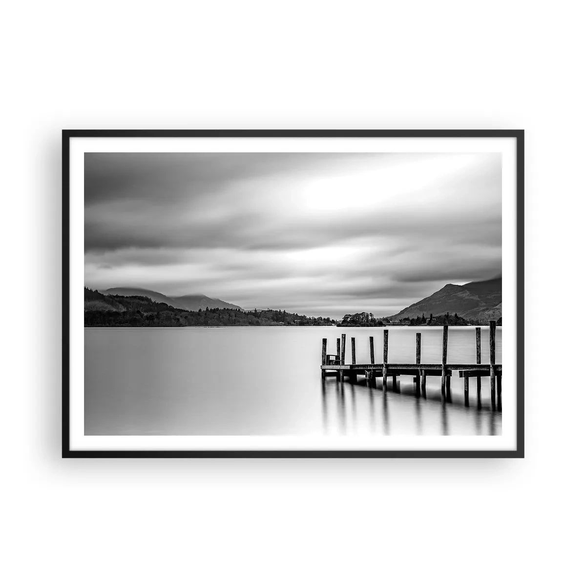 Plakat w czarnej ramie - Czarno-biały krajobraz z pomostem nad jeziorem - 100x70cm - Łagodność i siła - Nowoczesna dekoracja ścienna do salonu i sypialni ARTTOR
