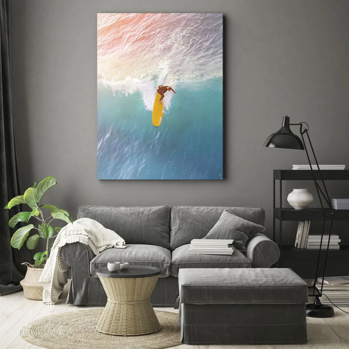 Obraz na płótnie - Surfer na żółtej desce na tle turkusowych fal - 50x70cm - Oceaniczny jeździec - Nowoczesna dekoracja ścienna do salonu, kuchni i sypialni ARTTOR