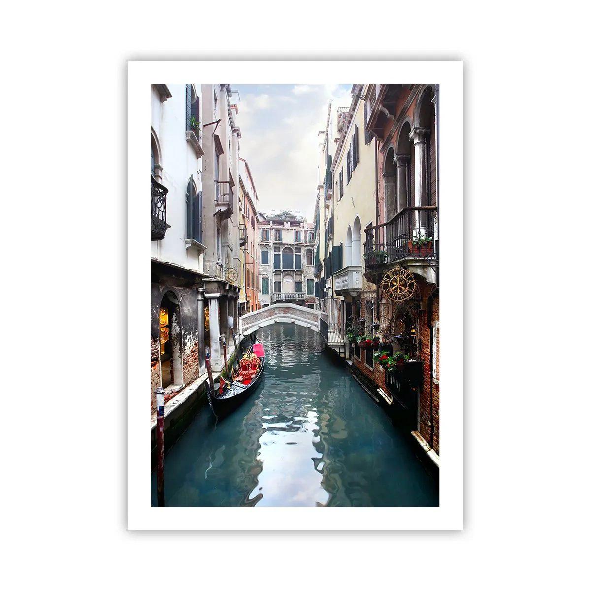 Plakat - Kanał w Wenecji z gondolą i mostem - 50x70cm - Pejzaż wenecki z gondolą i mostkiem - Nowoczesna dekoracja ścienna do salonu, kuchni i sypialni ARTTOR