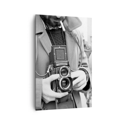 Obraz na płótnie - Czarno-białe zdjęcie mężczyzny z aparatem retro - 80x120cm - W stylu retro - Nowoczesna dekoracja ścienna do salonu i sypialni ARTTOR