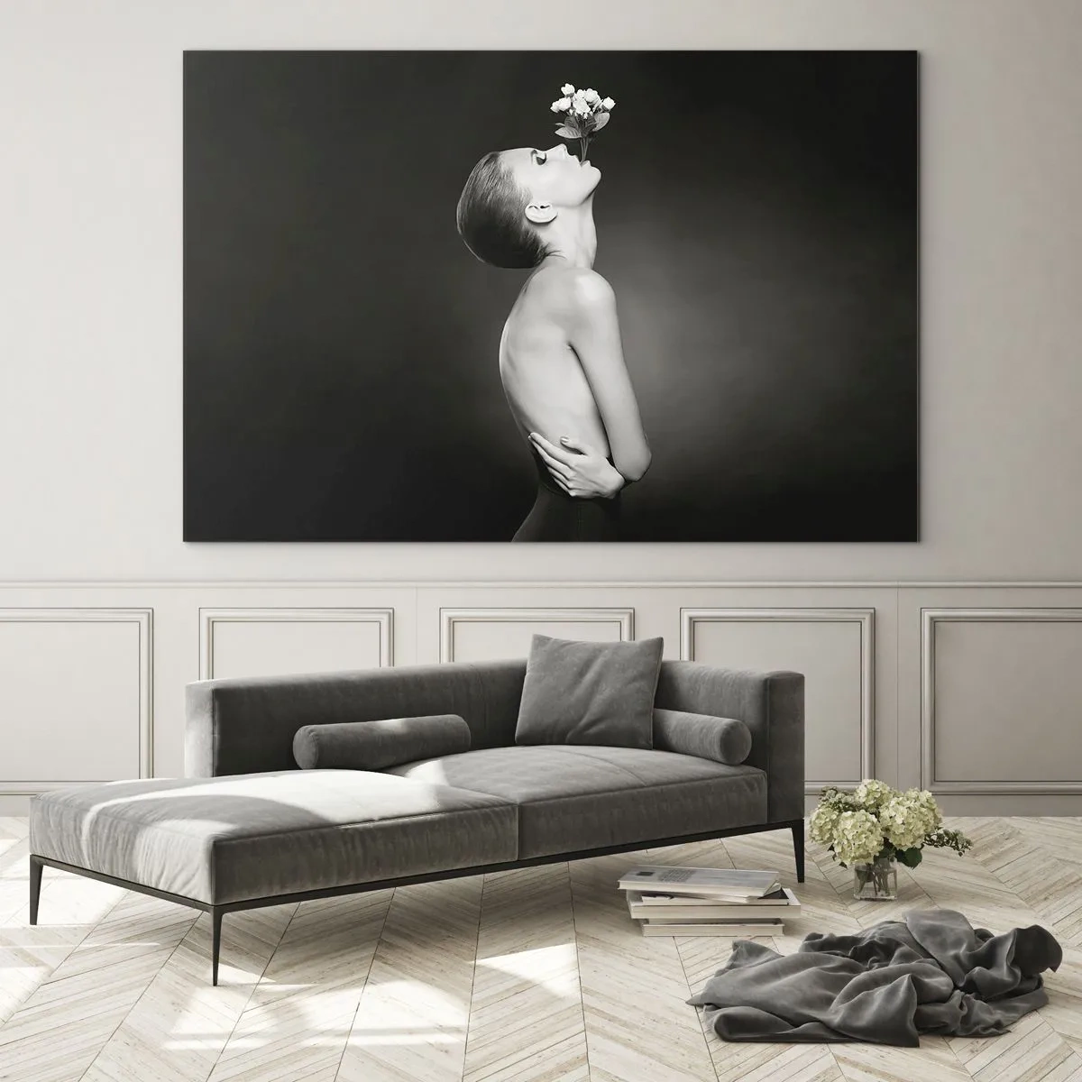 Obraz na szkle - Kobieta z kwiatem w ustach w czarno-białym portrecie - 70x50cm - Ekscentryczna elegancja - Nowoczesna dekoracja ścienna do salonu i sypialni ARTTOR
