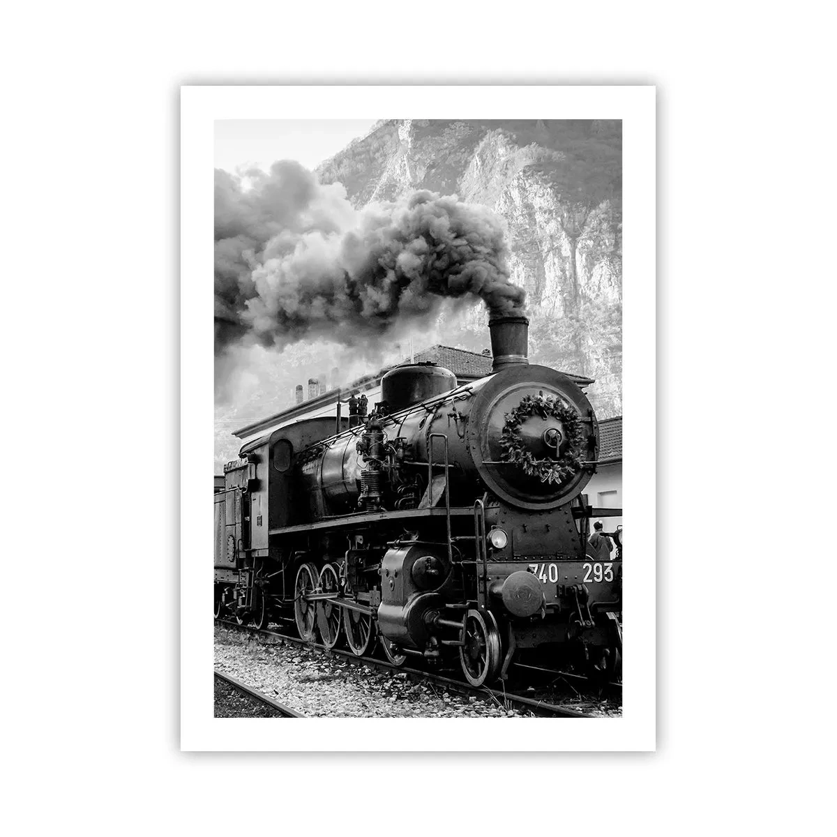 Plakat - Parowóz z unoszącą się parą w górzystej scenerii - 50x70cm - Stoi na stacji… - Nowoczesna dekoracja ścienna do salonu, kuchni i sypialni ARTTOR