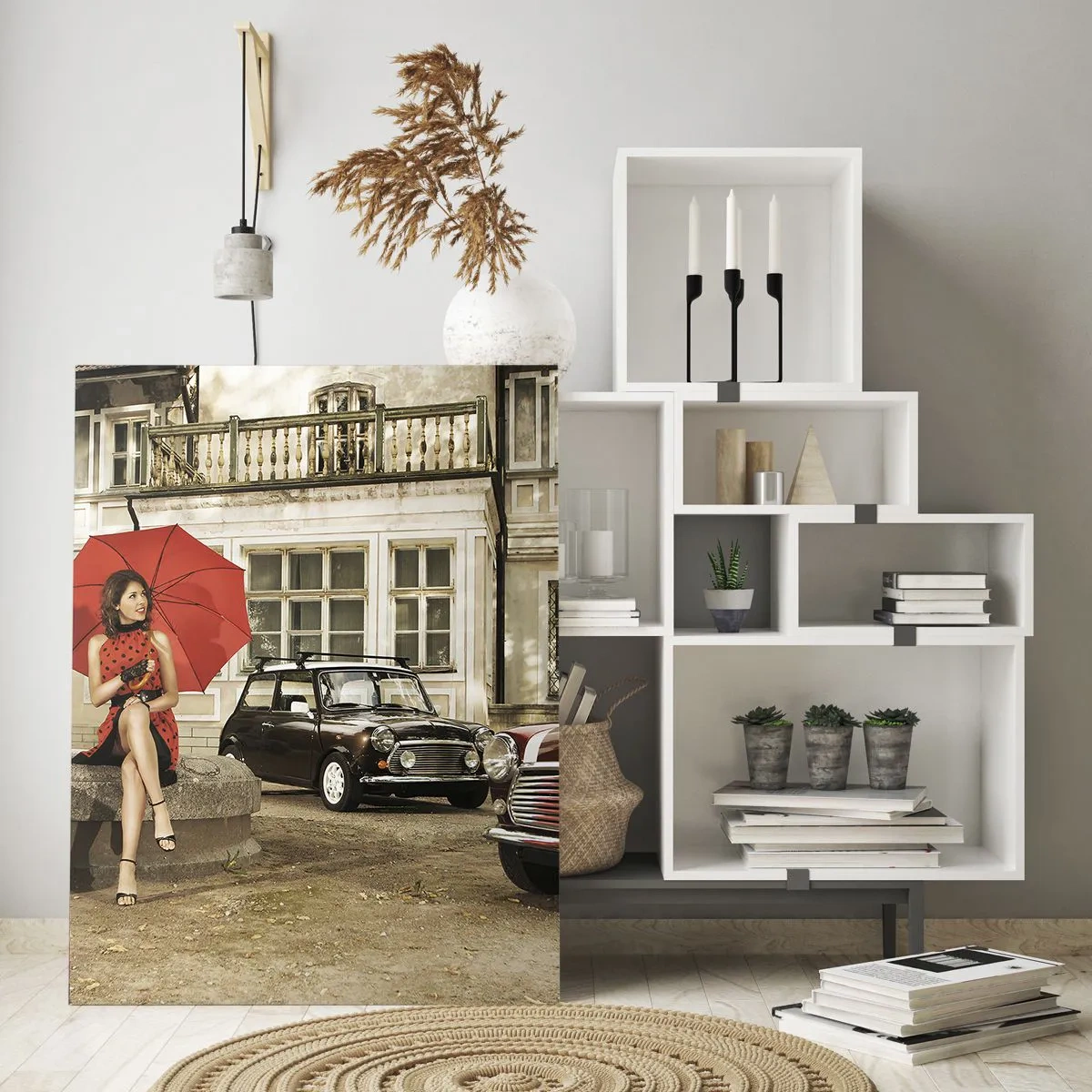 Obraz na szkle - Kobieta z czerwonym parasolem przy klasycznych samochodach - 80x120cm - Minipodróż sentymentalna - Nowoczesna dekoracja ścienna do salonu i sypialni ARTTOR