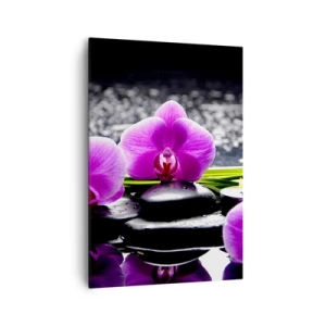 Obraz na płótnie - Fioletowe orchidee na tle kamieni i świeczek w relaksacyjnej scenerii - 70x100cm - Utonąć w ciszy i spokoju - Nowoczesna dekoracja ścienna do salonu i sypialni ARTTOR