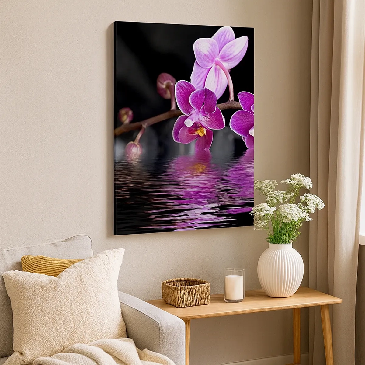 Obraz na płótnie - Różowe orchidee odbijające się w wodzie na czarnym tle - 50x70cm - Liliowe odbicie piękna - Nowoczesna dekoracja ścienna do salonu, kuchni i sypialni ARTTOR
