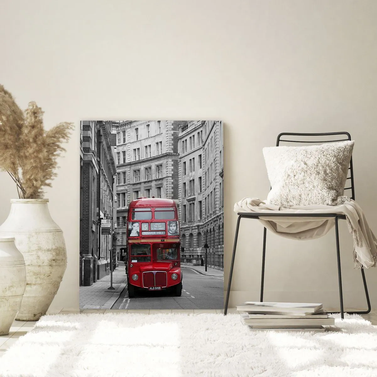 Obraz na szkle - Czerwony autobus wśród monochromatycznych ulic miasta - 50x70cm - Codzienność nie musi być szara - Nowoczesna dekoracja ścienna do salonu, kuchni i sypialni ARTTOR
