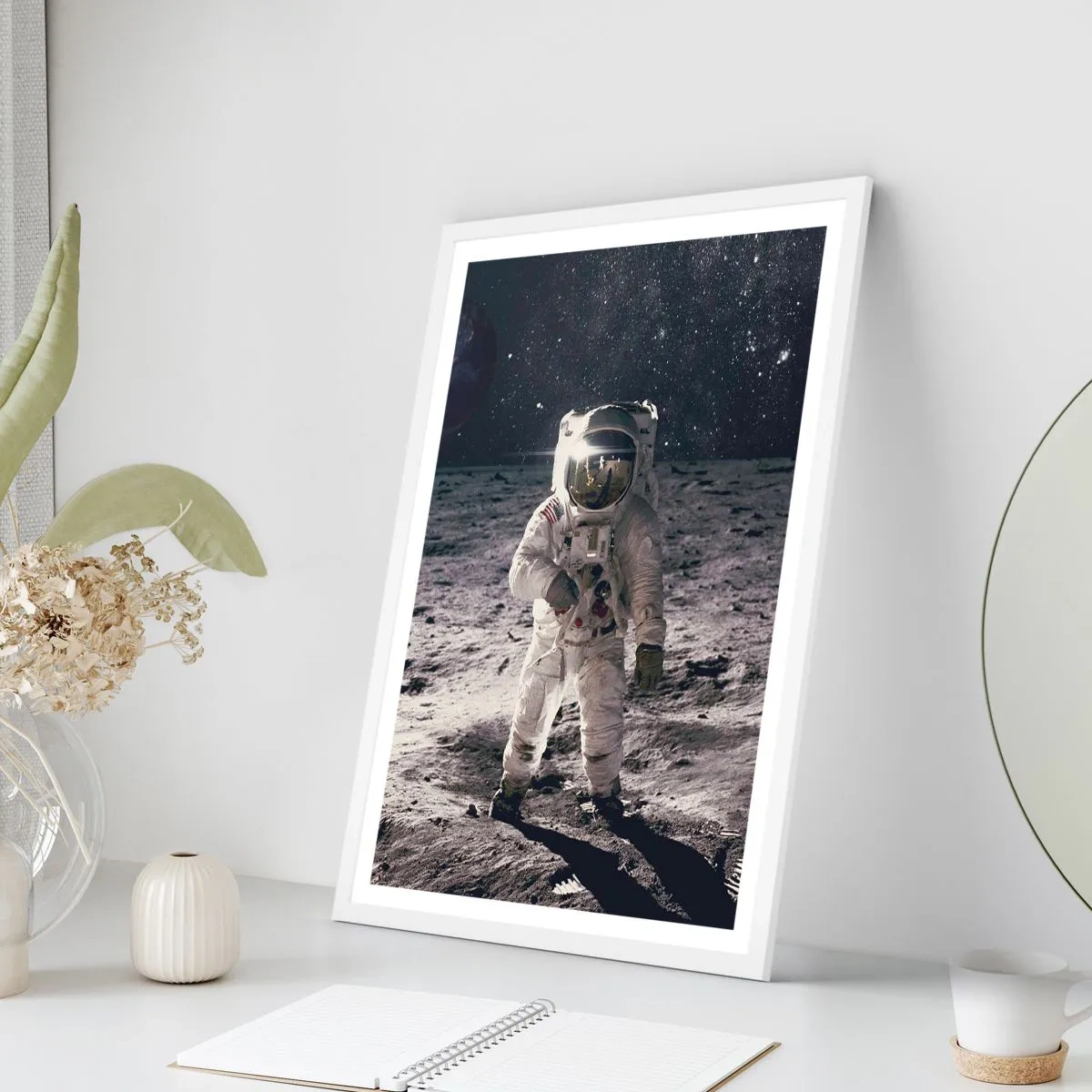 Plakat w białej ramie - Pozdrowienia z Księżyca - 61x91 cm