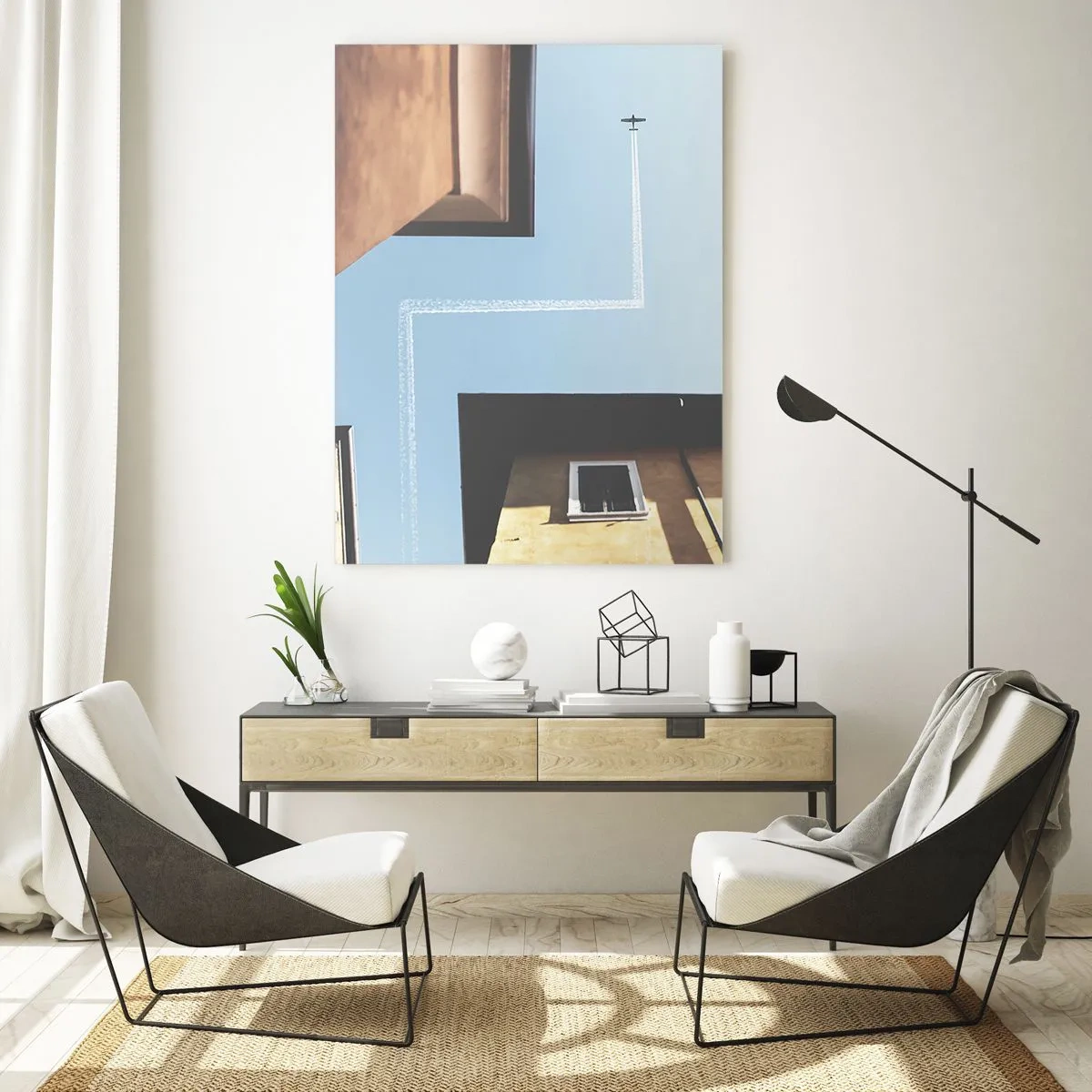 Obraz na szkle - Widok na samolot i ślad na niebie z perspektywy ulicy - 80x120cm - Ponad miejskim labiryntem - Nowoczesna dekoracja ścienna do salonu i sypialni ARTTOR