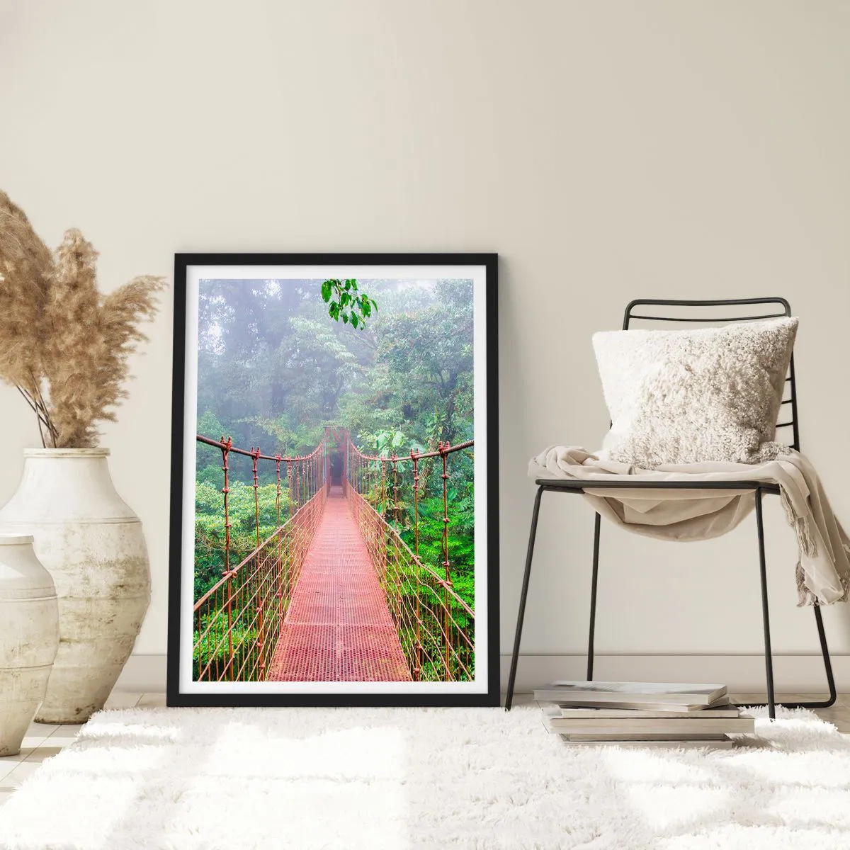 Plakat w czarnej ramie - Wiszący most w tropikalnym lesie otulony mgłą - 50x70cm - Zawieszony nad koronami - Nowoczesna dekoracja ścienna do salonu i sypialni ARTTOR