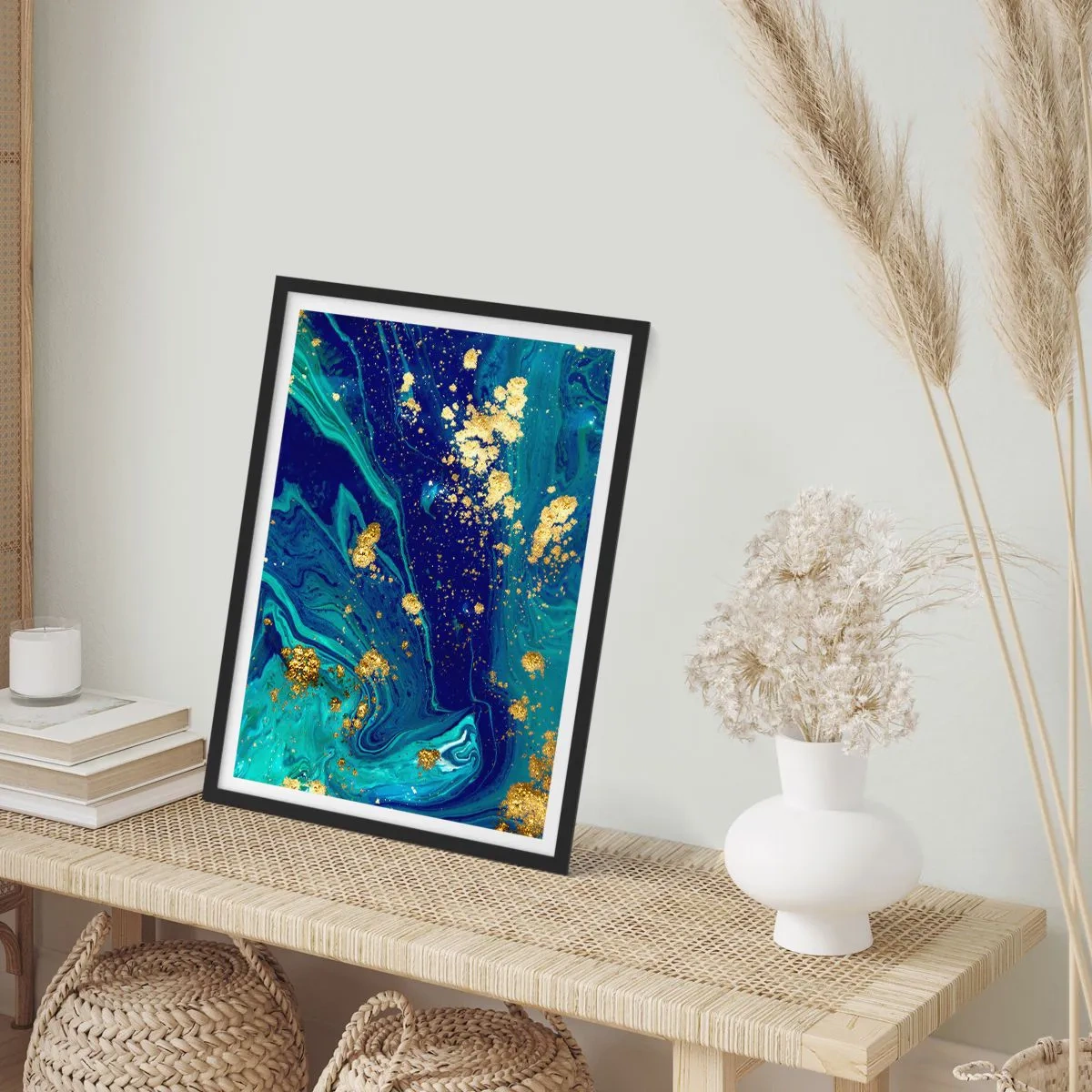 Plakat w czarnej ramie - Abstrakcyjny wzór w odcieniach niebieskiego i złota - 50x70cm - Płatki słońca - Nowoczesna dekoracja ścienna do salonu i sypialni ARTTOR