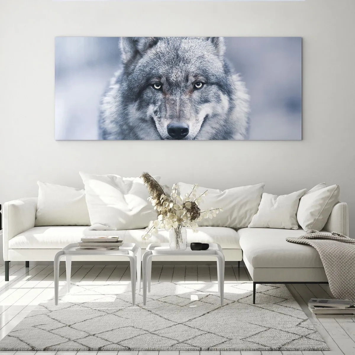 Obraz na szkle - Wilk z intensywnym spojrzeniem w zimowym krajobrazie - 120x50cm - Podejmiesz wyzwanie? - Nowoczesna dekoracja ścienna do salonu i sypialni ARTTOR