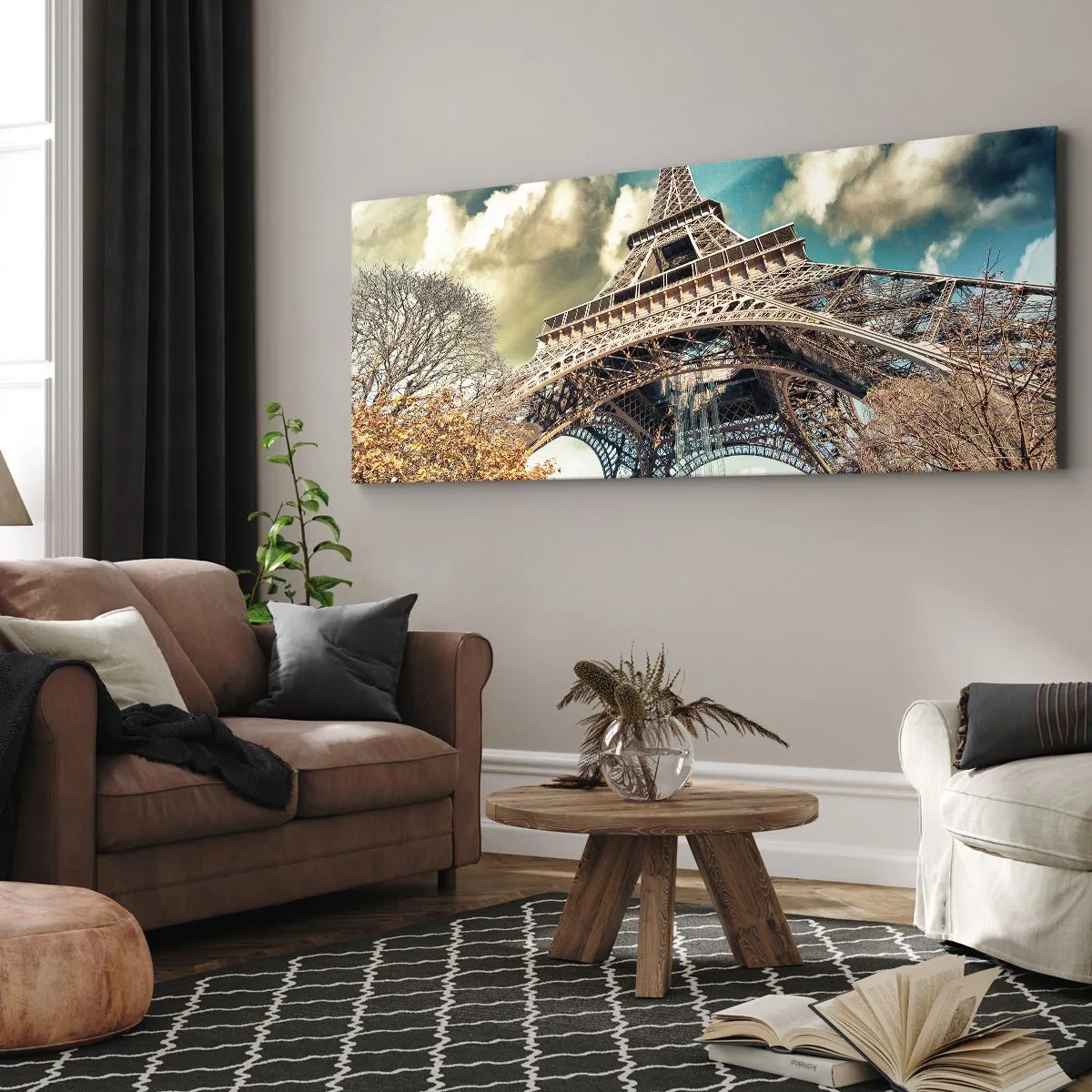 Obraz na płótnie - Wieża Eiffla z perspektywy dolnej w jesiennym otoczeniu - 140x50cm - A jesienią w Paryżu... - Nowoczesna dekoracja ścienna do salonu i sypialni ARTTOR