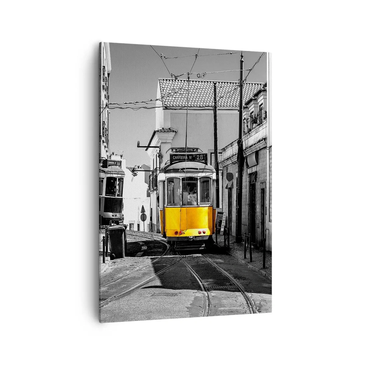 Obraz na płótnie - Żółty tramwaj na ulicach Lizbony w monochromatycznej scenerii - 70x100cm - Duch Lizbony - Nowoczesna dekoracja ścienna do salonu i sypialni ARTTOR