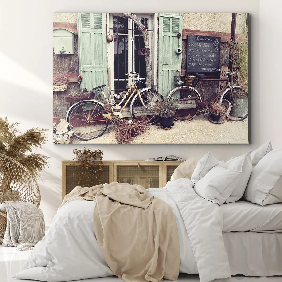 Obraz na płótnie - Zabytkowe rowery przed drewnianymi drzwiami z pastelowymi okiennicami - 70x50cm - Niech żyje prowincja - Nowoczesna dekoracja ścienna do salonu i sypialni ARTTOR