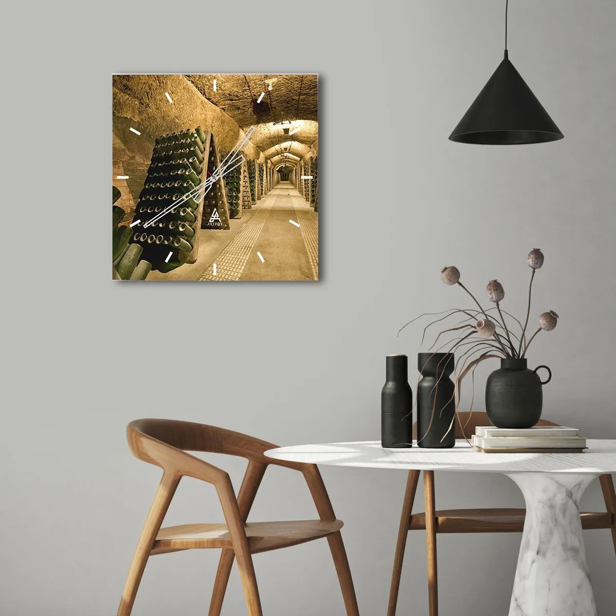 Zegar ścienny - Winnica z piwnicą pełną butelek wina ustawionych na drewnianych stojakach. - 30x30cm - Narodziny smaku - Nowoczesna dekoracja ścienna do salonu i sypialni ARTTOR