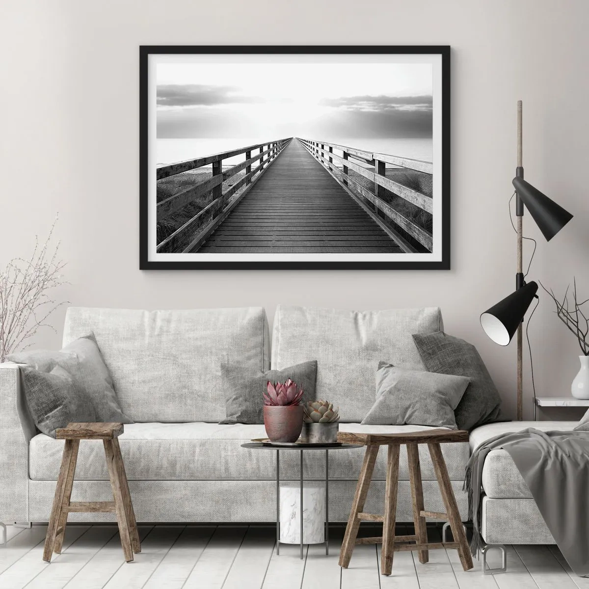 Plakat w czarnej ramie - Czarno-biały obraz przedstawiający drewniany pomost prowadzący ku horyzontowi - 100x70cm - W siną dal… - Nowoczesna dekoracja ścienna do salonu i sypialni ARTTOR