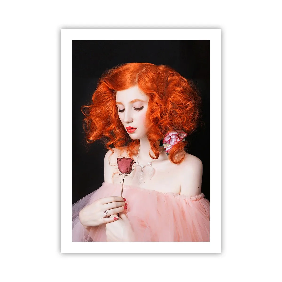 Plakat - Portret rudowłosej kobiety z różą na tle czerni - 50x70cm - W barokowym stylu - Nowoczesna dekoracja ścienna do salonu, kuchni i sypialni ARTTOR
