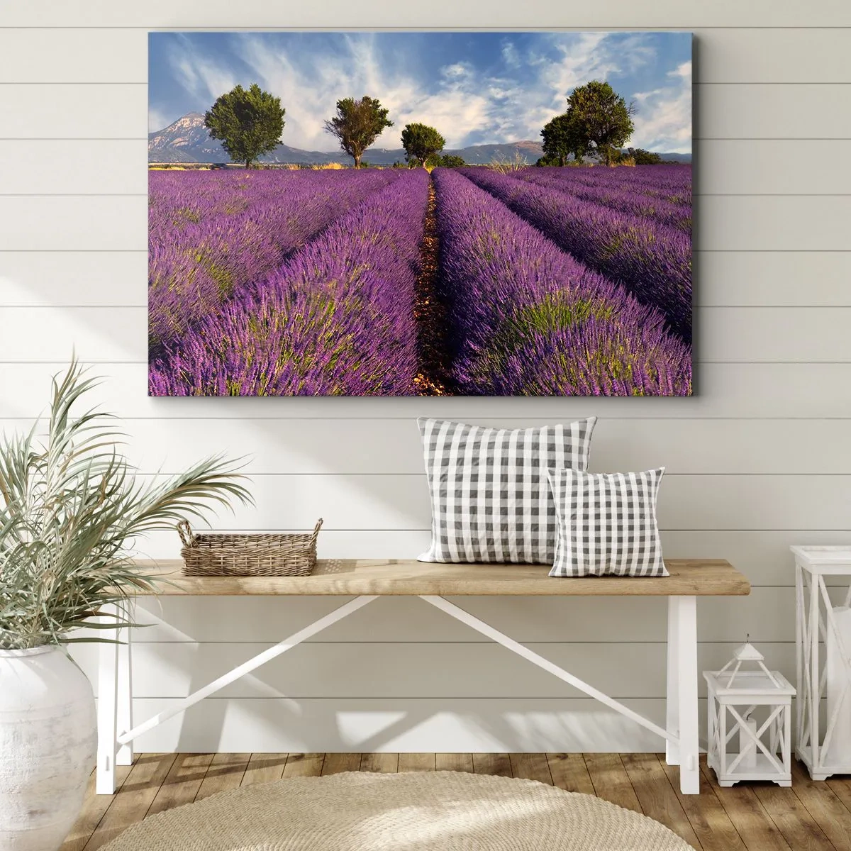 Obraz na płótnie - Pole lawendy z drzewami na tle gór i nieba - 70x50cm - Lawendowe łany - Nowoczesna dekoracja ścienna do salonu i sypialni ARTTOR