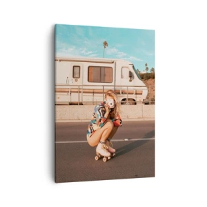 Obraz na płótnie - Kobieta na rolkach robiąca zdjęcie aparatem przed kamperem - 50x70cm - Uśmiech, proszę! - Nowoczesna dekoracja ścienna do salonu, kuchni i sypialni ARTTOR