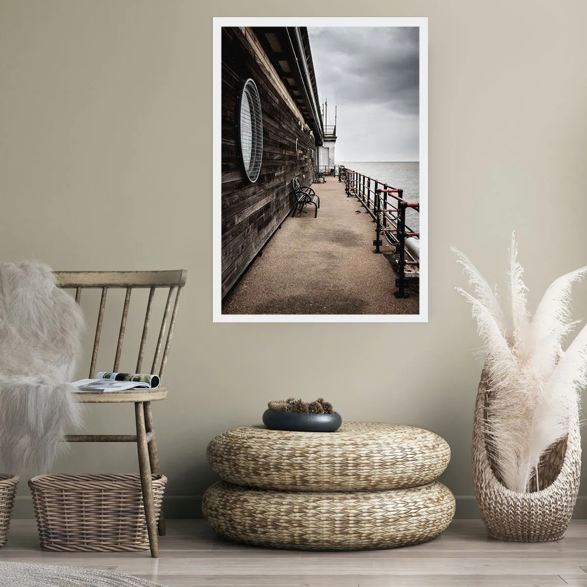 Plakat - Drewniane molo z ławkami przy spokojnym morzu - 50x70cm - Czas zatrzymany - Nowoczesna dekoracja ścienna do salonu, kuchni i sypialni ARTTOR