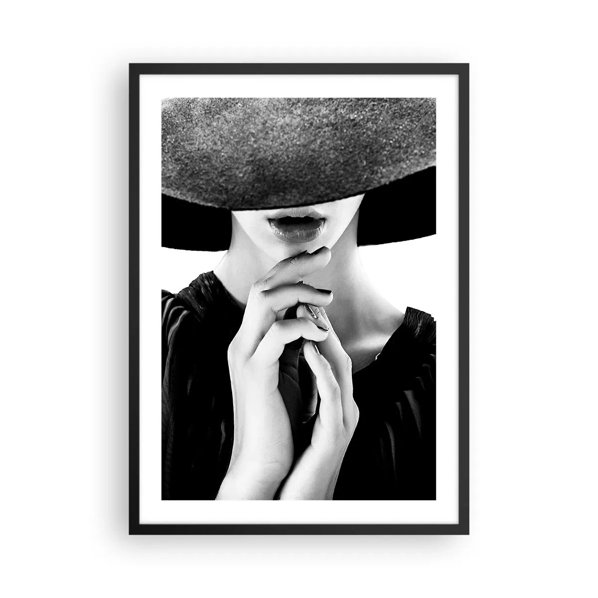 Plakat w czarnej ramie - Czarno-biały portret kobiety w kapeluszu z zasłoniętą twarzą - 50x70cm - Skryte piękno - Nowoczesna dekoracja ścienna do salonu i sypialni ARTTOR
