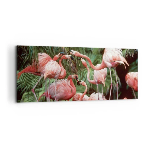 Obraz na płótnie - Grupa flamingów w tropikalnym otoczeniu palm - 120x50cm - Popołudniowe ploteczki - Nowoczesna dekoracja ścienna do salonu i sypialni ARTTOR