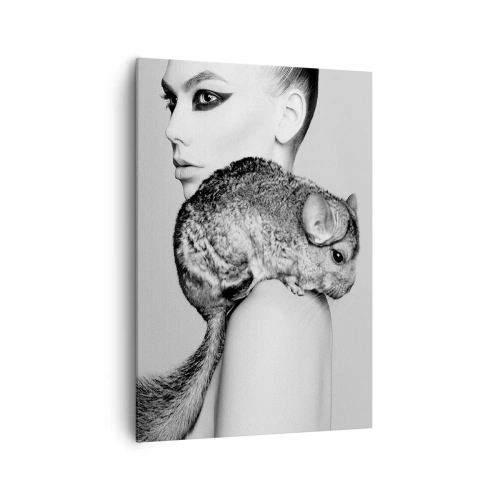 Obraz na płótnie - Stylizowana kobieta z szynszylą w eleganckiej czarno-białej kompozycji - 70x100cm - Dama z szynszylą - Nowoczesna dekoracja ścienna do salonu i sypialni ARTTOR
