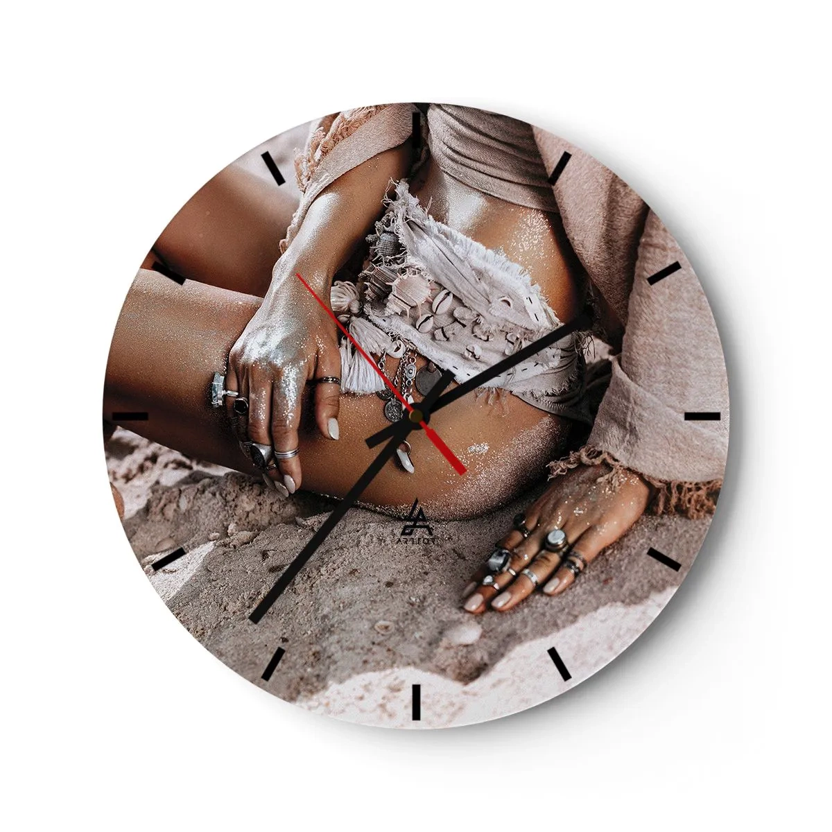 Zegar ścienny - Boho stylizacja kobieca z biżuterią i piaskiem na skórze - 30x30cm - Wyrzucona przez fale? - Nowoczesna dekoracja ścienna do salonu, kuchni i sypialni ARTTOR