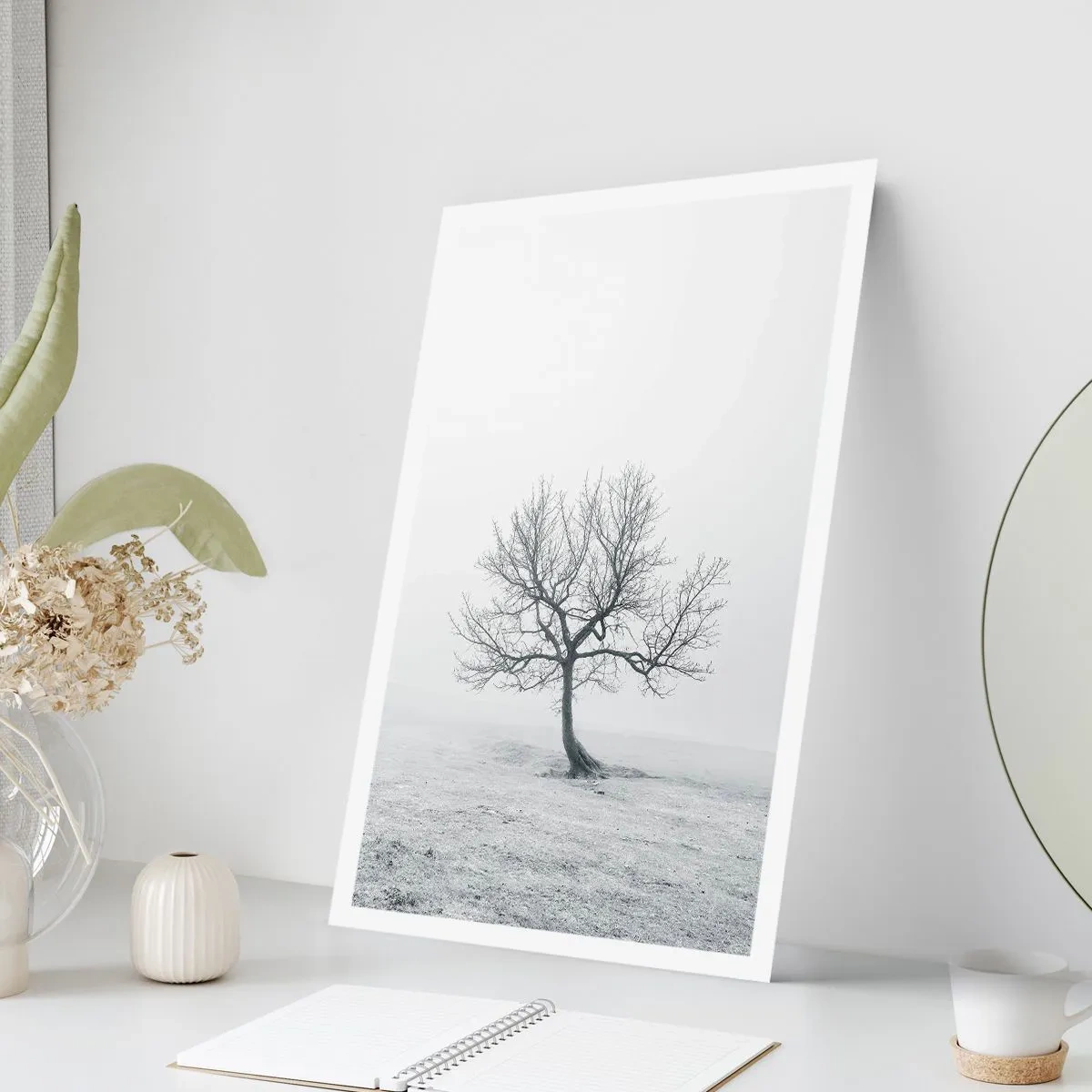 Plakat - Minimalistyczny krajobraz z samotnym drzewem w zimowej scenerii - 50x70cm - Przeciw nicości - Nowoczesna dekoracja ścienna do salonu, kuchni i sypialni ARTTOR