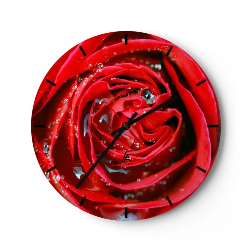 Zegar ścienny - Czerwona róża pokryta kroplami wody w dużym zbliżeniu - 30x30cm - W kroplach rosy - Nowoczesna dekoracja ścienna do salonu, kuchni i sypialni ARTTOR