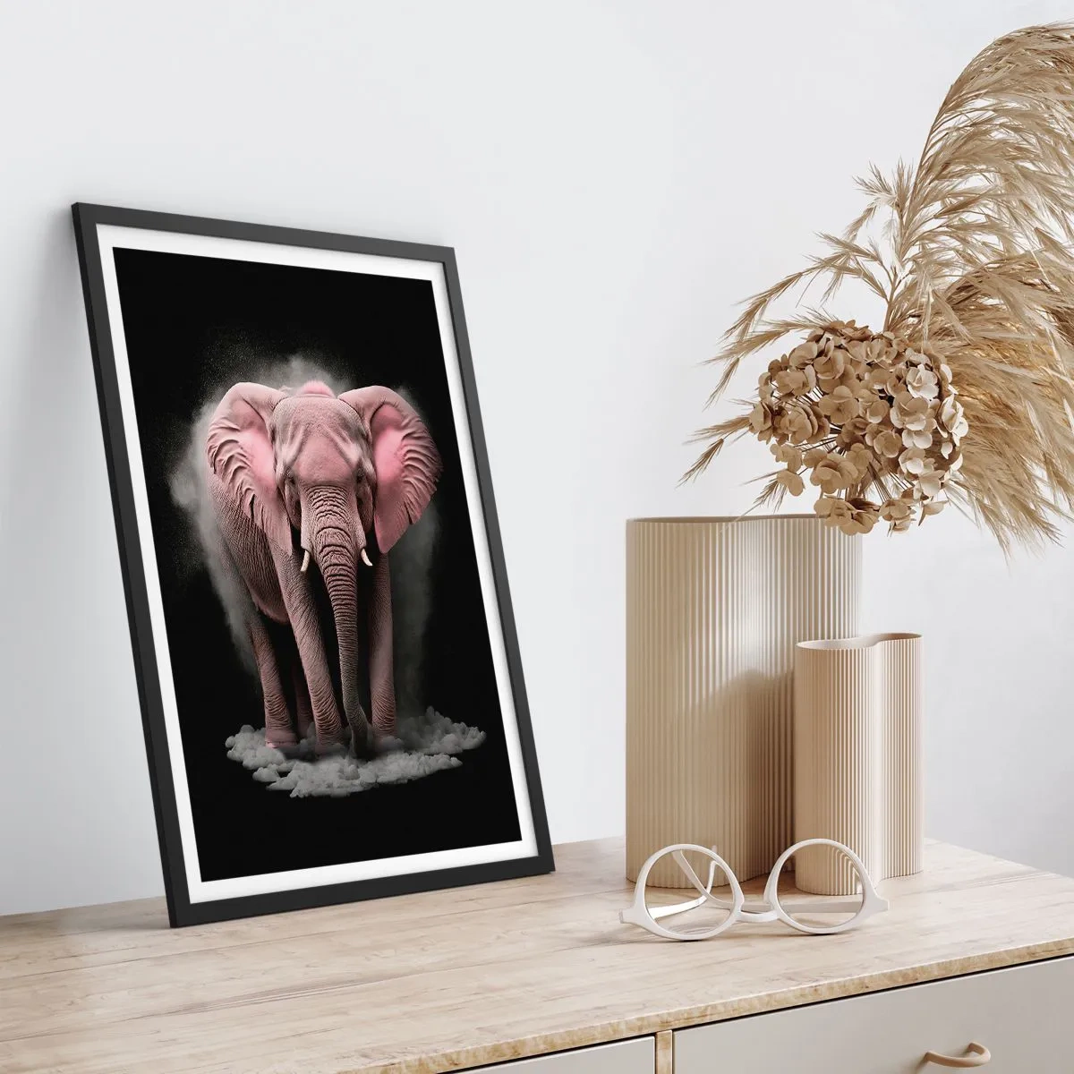Plakat w czarnej ramie - Różowy słoń w dynamicznej, czarnej przestrzeni - 50x70cm - Nie myśl o różowym słoniu! - Nowoczesna dekoracja ścienna do salonu i sypialni ARTTOR