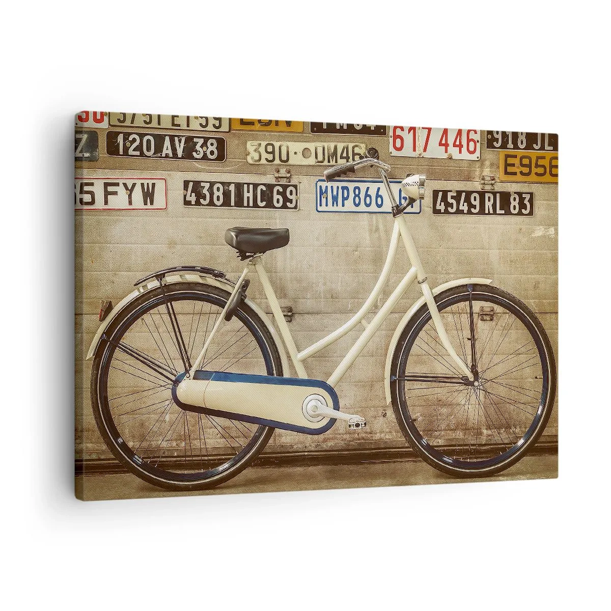 Obraz na płótnie - Retro rower na tle ściany ozdobionej tablicami rejestracyjnymi - 70x50cm - Bez kompleksów - Nowoczesna dekoracja ścienna do salonu i sypialni ARTTOR