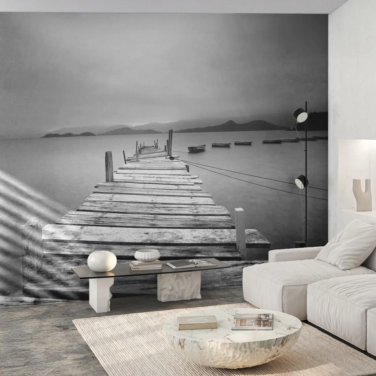 Fototapeta Premium Sand - Drewniany pomost nad spokojnym jeziorem w czerni i bieli - 100x70cm - Za górami, za morzami - Nowoczesna dekoracja ścienna do salonu, kuchni i sypialni ARTTOR