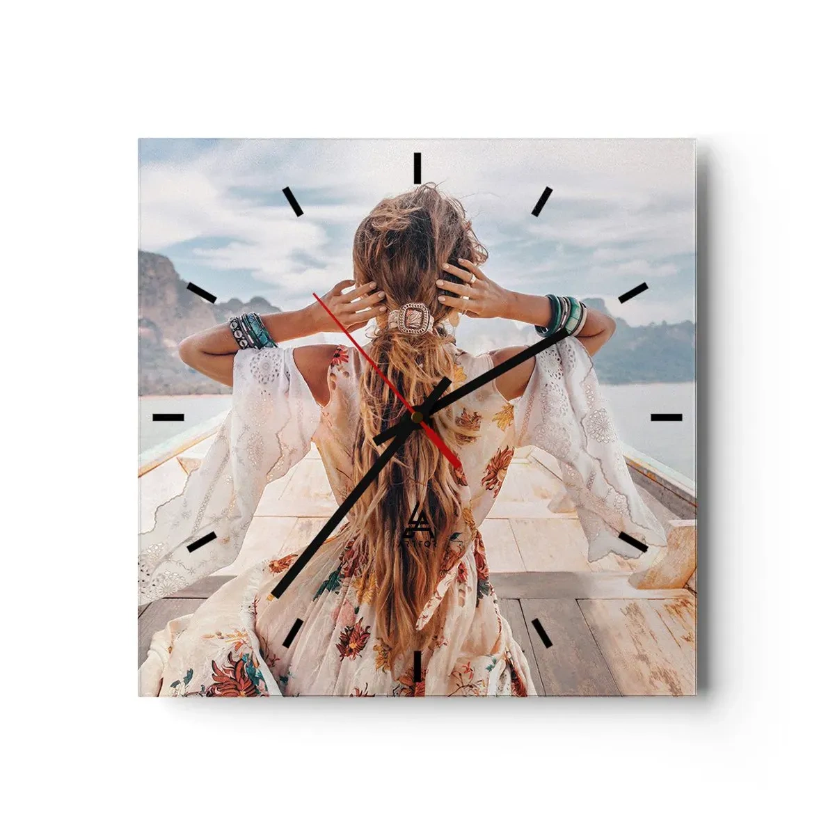 Zegar ścienny - Kobieta na łodzi z widokiem na góry i wodę, w stylu boho - 30x30cm - W drodze ku szczęściu - Nowoczesna dekoracja ścienna do salonu i sypialni ARTTOR