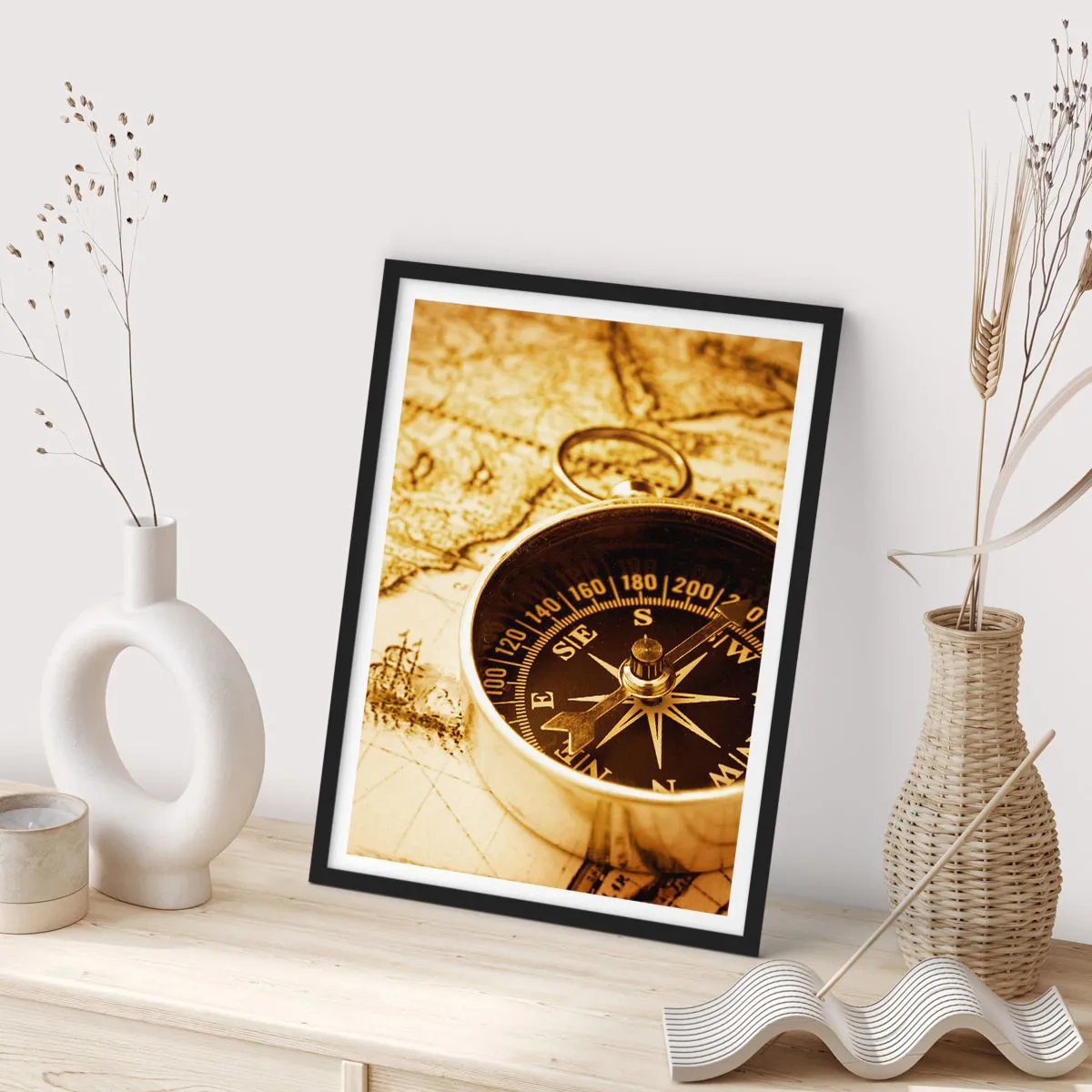Plakat w czarnej ramie - Kompas na tle mapy w odcieniach sepii - 50x70cm - Na wschód czy na zachód? - Nowoczesna dekoracja ścienna do salonu i sypialni ARTTOR
