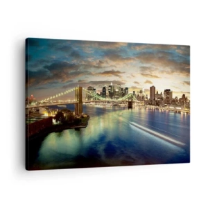 Obraz na płótnie - Podświetlony most na tle miasta z odbiciami świateł w wodzie - 70x50cm - Rozświetlony wieczór nad Manhatanem - Nowoczesna dekoracja ścienna do salonu i sypialni ARTTOR