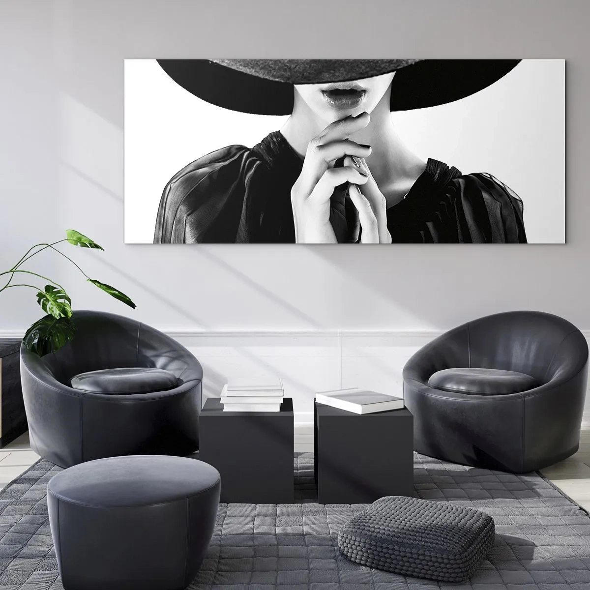Obraz na szkle - Stylowa kobieta w dużym kapeluszu w odcieniach czerni i bieli - 120x50cm - Skryte piękno - Nowoczesna dekoracja ścienna do salonu i sypialni ARTTOR