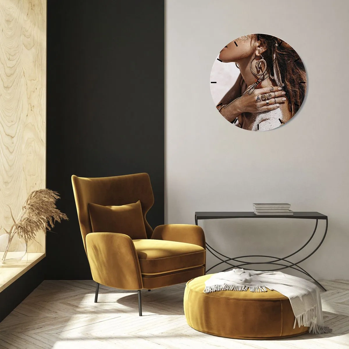 Zegar ścienny - Kobieta z ozdobną biżuterią na tle piasku i światła - 30x30cm - Królowa dzikiej plaży - Nowoczesna dekoracja ścienna do salonu, kuchni i sypialni ARTTOR