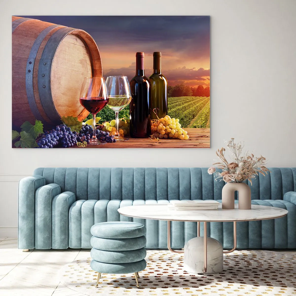 Obraz na szkle - Winorośl, beczka i kieliszki na tle zachodzącego słońca - 70x50cm - Tu życie ma smak - Nowoczesna dekoracja ścienna do salonu i sypialni ARTTOR
