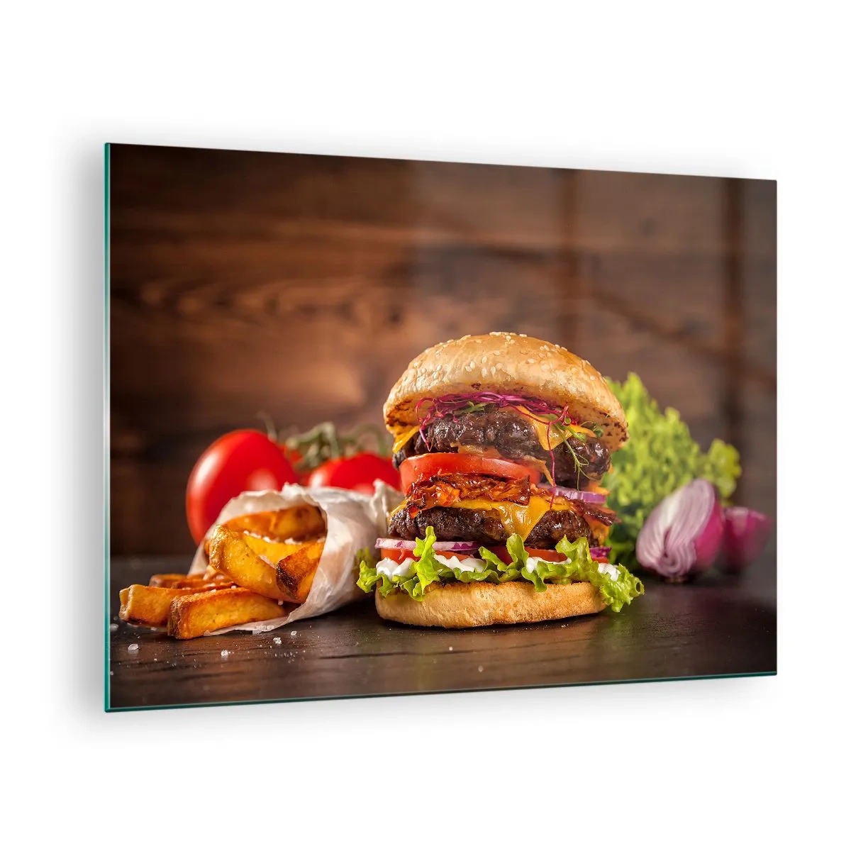 Obraz na szkle - Soczysty burger z dodatkami i frytkami na drewnianym tle - 70x50cm - Zakazany owoc - Nowoczesna dekoracja ścienna do salonu i sypialni ARTTOR