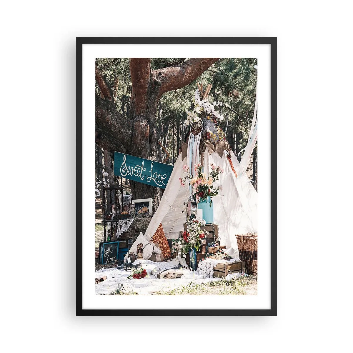 Plakat w czarnej ramie - Kompozycja w stylu boho z namiotem, kwiatami i napisem Sweet Love - 50x70cm - Make love… - Nowoczesna dekoracja ścienna do salonu i sypialni ARTTOR