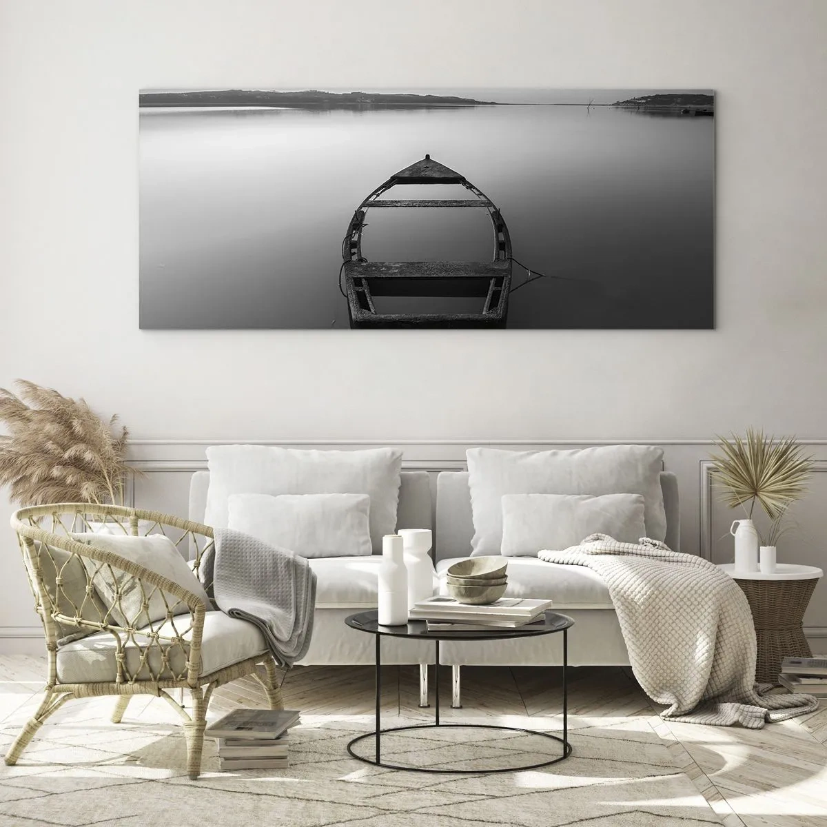Obraz na szkle - Samotna łódź na spokojnym jeziorze w odcieniach czarno-białych - 120x50cm - Tęsknota i melancholia - Nowoczesna dekoracja ścienna do salonu i sypialni ARTTOR