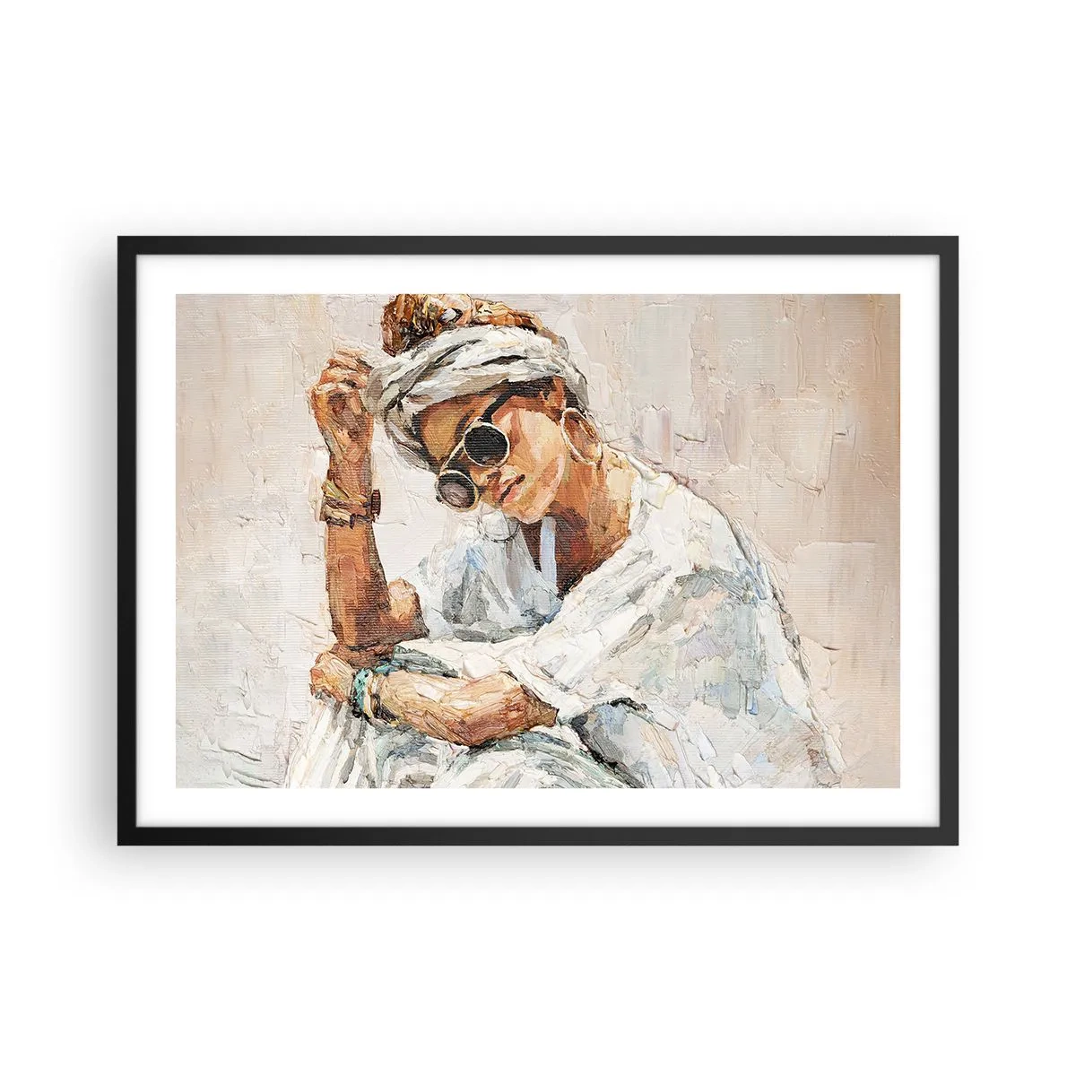 Plakat w czarnej ramie - Portret kobiety w okularach przeciwsłonecznych na tle jasnej ściany - 70x50cm - Portret w pełnym słońcu - Nowoczesna dekoracja ścienna do salonu i sypialni ARTTOR
