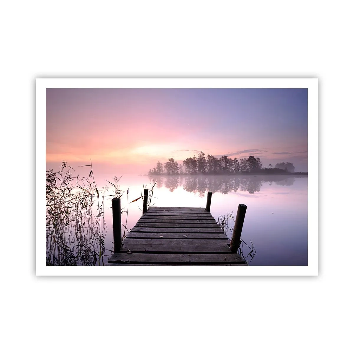 Plakat - Pomost nad jeziorem o świcie z mgłą i pastelowym niebem - 100x70cm - Z liliowej mgły... - Nowoczesna dekoracja ścienna do salonu i sypialni ARTTOR