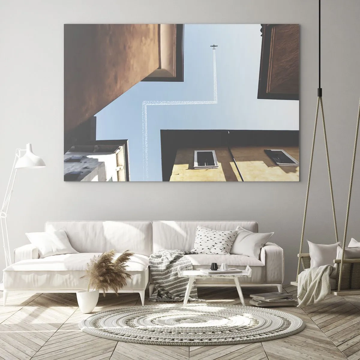 Obraz na szkle - Samolot nad miastem widziany z dziedzińca między kamienicami - 70x50cm - Ponad miejskim labiryntem - Nowoczesna dekoracja ścienna do salonu i sypialni ARTTOR