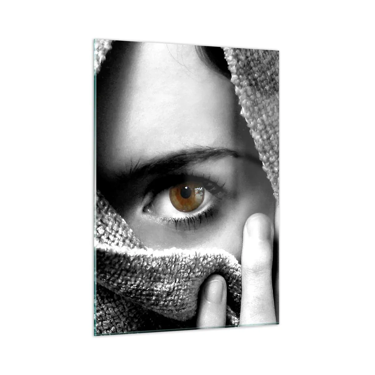Obraz na szkle - Jedno oko ukryte za teksturą tkaniny w monochromatycznej tonacji - 50x70cm - Poznaj tajemnicę - Nowoczesna dekoracja ścienna do salonu, kuchni i sypialni ARTTOR